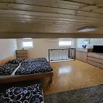 U Koleji E Apartmán